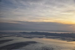 Вид с воздуха от самолета острова антилопы на заходе солнца, взгляде от больших винных бутылок, подметая cloudscape на восходе со стоковая фотография rf Вид с воздуха от самолета острова антилопы на заходе солнца, взгляде от больших винных бутылок, подметая cloudscape на восходе со стоковая фотография rf