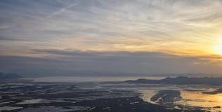 Вид с воздуха от самолета острова антилопы на заходе солнца, взгляде от больших винных бутылок, подметая cloudscape на восходе со стоковые фото Вид с воздуха от самолета острова антилопы на заходе солнца, взгляде от больших винных бутылок, подметая cloudscape на восходе со стоковые фото