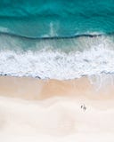 Вид с воздуха пляжа на взгляде сверху Gold Coast славном голубого океана, разбивая волны, белого песка и людей наслаждаясь прогул стоковое изображение Вид с воздуха пляжа на взгляде сверху Gold Coast славном голубого океана, разбивая волны, белого песка и людей наслаждаясь прогул стоковое изображение