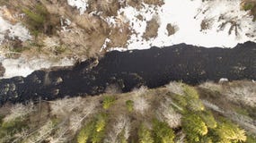 Вид с воздуха реки в лесе со снегом вдоль банков стоковое фото rf Вид с воздуха реки в лесе со снегом вдоль банков стоковое фото rf