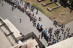 Вид с воздуха туристов queuing для Колизея стоковая фотография rf Вид с воздуха туристов queuing для Колизея стоковая фотография rf