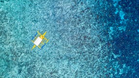 Вид с воздуха филиппинских шлюпок плавая поверх ясных открытых морей, Moalboal глубокий чистый голубой океан и имеет много местно стоковые изображения Вид с воздуха филиппинских шлюпок плавая поверх ясных открытых морей, Moalboal глубокий чистый голубой океан и имеет много местно стоковые изображения