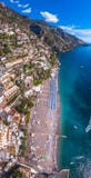Вид с воздуха фото Positano, красивой среднеземноморской деревни на побережье Costiera Amalfitana Амальфи, самом лучшем месте в И стоковые изображения Вид с воздуха фото Positano, красивой среднеземноморской деревни на побережье Costiera Amalfitana Амальфи, самом лучшем месте в И стоковые изображения