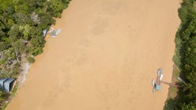 Вид с воздуха шлюпок состыкованных в kinabatangan реке, Малайзии стоковое фото Вид с воздуха шлюпок состыкованных в kinabatangan реке, Малайзии стоковое фото