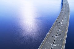 Вид с воздуха шоссе в океане Мост взаимообмена моста скрещивания автомобилей Взаимообмен шоссе с движением Воздушная птица ey стоковое изображение rf Вид с воздуха шоссе в океане Мост взаимообмена моста скрещивания автомобилей Взаимообмен шоссе с движением Воздушная птица ey стоковое изображение rf