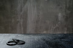 Вид спереди металла надевает наручники на таблице в комнате расспрашивания стоковая фотография rf Вид спереди металла надевает наручники на таблице в комнате расспрашивания стоковая фотография rf