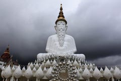 Вид спереди 5 сидя белое Buddhas и облачное небо на Pha Sorn Kaew, в Khao Kor, Phetchabun, Таиланд стоковая фотография Вид спереди 5 сидя белое Buddhas и облачное небо на Pha Sorn Kaew, в Khao Kor, Phetchabun, Таиланд стоковая фотография