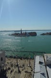 Виды с воздуха от башни Campanille пристани на квадрате St Mark и острова Сан Giorgio Maggiore в Венеции Перемещение, стоковое фото Виды с воздуха от башни Campanille пристани на квадрате St Mark и острова Сан Giorgio Maggiore в Венеции Перемещение, стоковое фото