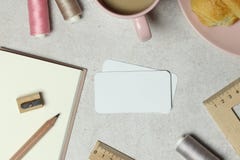 Визитная карточка модель-макета на граните с блокнотом, серыми и розовыми потоками, чашкой кофе и тортом, деревянным карандашем, стоковая фотография rf Визитная карточка модель-макета на граните с блокнотом, серыми и розовыми потоками, чашкой кофе и тортом, деревянным карандашем, стоковая фотография rf