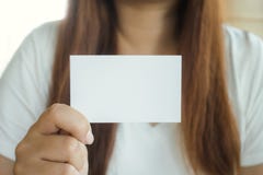 Визитная карточка показа руки бизнес-леди стоковое изображение rf Визитная карточка показа руки бизнес-леди стоковое изображение rf