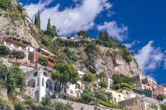 Виллы в конце Positano вверх, городок на побережье Тирренского моря, Амальфи, концепции Италии, гостиницы и общежития, море с кор стоковое фото Виллы в конце Positano вверх, городок на побережье Тирренского моря, Амальфи, концепции Италии, гостиницы и общежития, море с кор стоковое фото