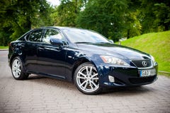 ВИЛЬНЮС, ЛИТВА - 10-ОЕ ИЮЛЯ 2012: Роскошный автомобиль Lexus Зеленая трава и парк в предпосылке стоковые изображения rf ВИЛЬНЮС, ЛИТВА - 10-ОЕ ИЮЛЯ 2012: Роскошный автомобиль Lexus Зеленая трава и парк в предпосылке стоковые изображения rf