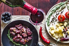 Вино, канапе сыра, человек, льет вино, закуску, мясо, томаты вишни, обедающий, взгляд сверху, крупный план селективный фокус, стоковые фото Вино, канапе сыра, человек, льет вино, закуску, мясо, томаты вишни, обедающий, взгляд сверху, крупный план селективный фокус, стоковые фото