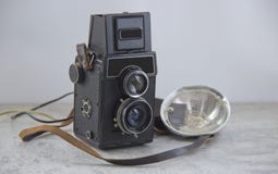 Винтажная камера и вспышка стоковая фотография rf Винтажная камера и вспышка стоковая фотография rf