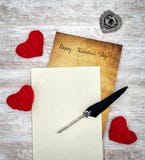 Винтажная карта дня Валентайн внутри с книгой с красными сердцами чернилами объятия и quill - взглядом сверху стоковые фото Винтажная карта дня Валентайн внутри с книгой с красными сердцами чернилами объятия и quill - взглядом сверху стоковые фото