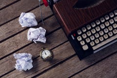 Винтажная машинка, карманный вахта и крошенная бумага на деревянном столе Стоковое Фото Винтажная машинка, карманный вахта и крошенная бумага на деревянном столе Стоковое Фото