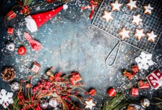 Винтажная предпосылка рождества с печеньями, шляпой Санты, украшением зимы и венком, взгляд сверху, рамкой Стоковая Фотография Винтажная предпосылка рождества с печеньями, шляпой Санты, украшением зимы и венком, взгляд сверху, рамкой Стоковая Фотография