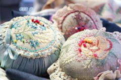 Винтажные валики штыря с красочными иглами и штырями, мягким фокусом стоковая фотография rf Винтажные валики штыря с красочными иглами и штырями, мягким фокусом стоковая фотография rf