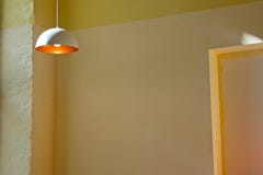 Винтажные лампы с лампочками накаливания в интерьере комнаты с стенами теплого цвета стоковые фото Винтажные лампы с лампочками накаливания в интерьере комнаты с стенами теплого цвета стоковые фото