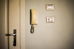 Винтажные объекты гостиничного номера Старые переключатели и античный телефон на белой стене стоковое фото rf Винтажные объекты гостиничного номера Старые переключатели и античный телефон на белой стене стоковое фото rf