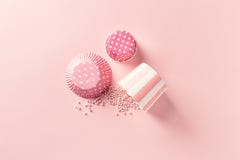 Винтажные олов булочки и жемчуга сахара на предпосылке пастельного пинка Стоковые Фото Винтажные олов булочки и жемчуга сахара на предпосылке пастельного пинка Стоковые Фото