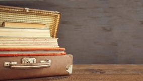 Винтажные старые классические чемоданы кожи перемещения с стогом старого b стоковая фотография Винтажные старые классические чемоданы кожи перемещения с стогом старого b стоковая фотография
