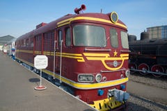 Винтажный тепловоз TEP-60 пассажира на железной дороге святой petersburg стоковое изображение Винтажный тепловоз TEP-60 пассажира на железной дороге святой petersburg стоковое изображение