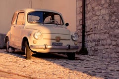 Винтажный Фиат 500 припарковал в улице средневекового городка Италия, 2011 стоковые изображения rf Винтажный Фиат 500 припарковал в улице средневекового городка Италия, 2011 стоковые изображения rf