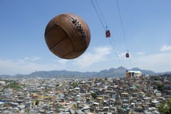 Винтажный футбольный мяч Рио-де-Жанейро Бразилия Favela футбола Стоковые Фотографии RF Винтажный футбольный мяч Рио-де-Жанейро Бразилия Favela футбола Стоковые Фотографии RF