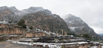 Висок Apollon в Дэлфи под снегом стоковые фото Висок Apollon в Дэлфи под снегом стоковые фото