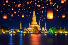 Висок Wat Arun и плавая фонарик в Бангкоке, Таиланде Висок Wat Arun и плавая фонарик в Бангкоке, Таиланде