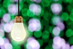 Вися электрическая лампочка с предпосылкой светов Bokeh рождества стоковые изображения Вися электрическая лампочка с предпосылкой светов Bokeh рождества стоковые изображения