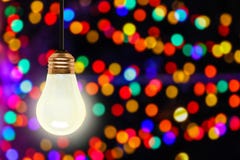 Вися электрическая лампочка с предпосылкой светов Bokeh рождества стоковая фотография rf Вися электрическая лампочка с предпосылкой светов Bokeh рождества стоковая фотография rf
