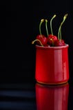 Вишни на черной предпосылке, конец вверх стоковое фото rf Вишни на черной предпосылке, конец вверх стоковое фото rf
