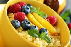Вкусная каша пшеницы с плодоовощ ягод. стоковое изображение Вкусная каша пшеницы с плодоовощ ягод. стоковое изображение