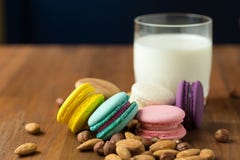 Вкусные macaroons и чашка молока с миндалиной на деревянной предпосылке стоковая фотография rf Вкусные macaroons и чашка молока с миндалиной на деревянной предпосылке стоковая фотография rf