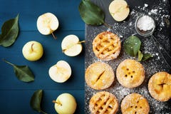 Вкусные домодельные яблочные пироги на доске шифера Взгляд сверху десерта печенья Стоковая Фотография Вкусные домодельные яблочные пироги на доске шифера Взгляд сверху десерта печенья Стоковая Фотография