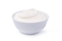 Вкусный майонез соуса в шаре изолированном на белой предпосылке стоковое изображение Вкусный майонез соуса в шаре изолированном на белой предпосылке стоковое изображение