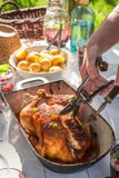 Вкусный обедающий с цыпленком и картошки служили в сельской местности Стоковая Фотография RF Вкусный обедающий с цыпленком и картошки служили в сельской местности Стоковая Фотография RF