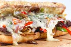 Вкусный сандвич стейка говядины с луками, грибом и расплавленным сыром provolone стоковое фото Вкусный сандвич стейка говядины с луками, грибом и расплавленным сыром provolone стоковое фото