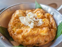 Вкусный тайский омлет стиля с мясом краба на верхней части в лотке стоковое изображение rf Вкусный тайский омлет стиля с мясом краба на верхней части в лотке стоковое изображение rf