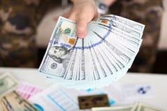 Владение человека в руке большой жирный пакет денег США стоковое фото rf Владение человека в руке большой жирный пакет денег США стоковое фото rf