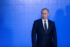 Владивосток, Primorsky Krai - люди гуляют на теплый день осени вдоль обваловки спорт и восхищают красивый заход солнца стоковая фотография rf Владивосток, Primorsky Krai - люди гуляют на теплый день осени вдоль обваловки спорт и восхищают красивый заход солнца стоковая фотография rf