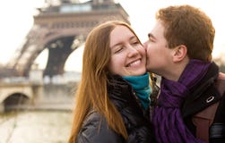 влюбленность eiffel пар счастливая около башни стоковое фото влюбленность eiffel пар счастливая около башни стоковое фото