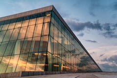 Внешний застеклять оперного театра Осло в Норвегии стоковая фотография Внешний застеклять оперного театра Осло в Норвегии стоковая фотография