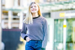 Внешний портрет молодой счастливой усмехаясь предназначенной для подростков девушки, естественный переплюнет стоковые фото Внешний портрет молодой счастливой усмехаясь предназначенной для подростков девушки, естественный переплюнет стоковые фото