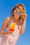 Внешний портрет наслаждаться женщины детенышей усмехаясь красивый солнечный стоковая фотография Внешний портрет наслаждаться женщины детенышей усмехаясь красивый солнечный стоковая фотография