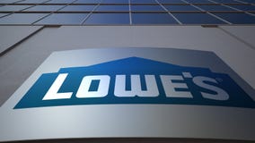 Внешняя доска signage с логотипом ` s Lowe строя самомоднейший офис Редакционный перевод 3D видеоматериал Внешняя доска signage с логотипом ` s Lowe строя самомоднейший офис Редакционный перевод 3D видеоматериал