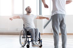 Внимательная неработающая тренировка человека в спортзале с orthopedist стоковые фото Внимательная неработающая тренировка человека в спортзале с orthopedist стоковые фото