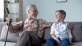 Внук и grandpa смеясь, шутящ, имеющ полезного время работы совместно, сообщение стоковая фотография Внук и grandpa смеясь, шутящ, имеющ полезного время работы совместно, сообщение стоковая фотография